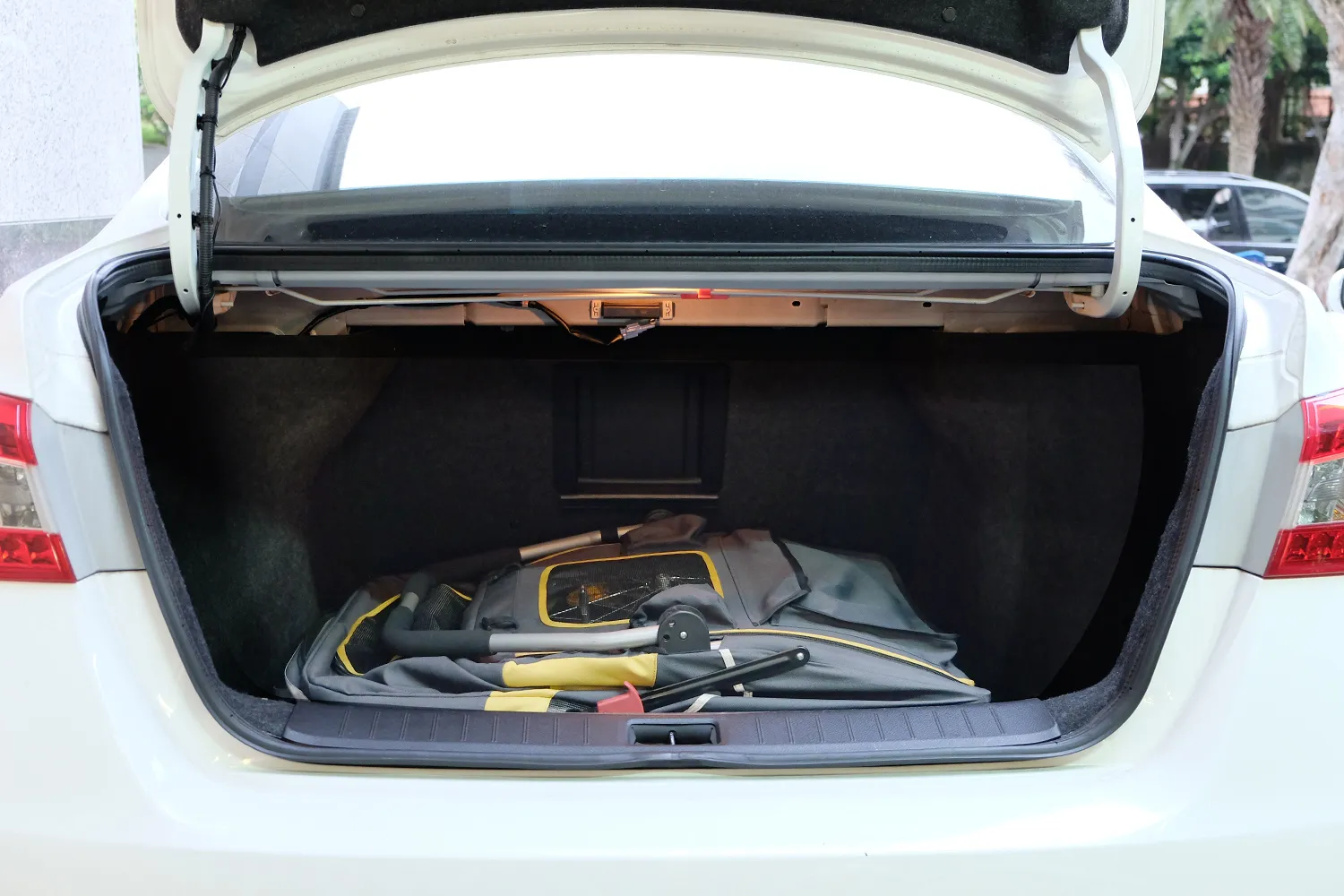 Ibiyaya Hercules Heavy-Duty Pro Pet Stroller-Bike Trailer, 3-Wheel Foldable Jogging, Hiking, All-Terrain Extra-Large Dog Stroller - PreOrder Only - Image 7